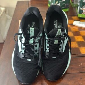 Gently worn ladies, Brooke Launch 8 running sneakers